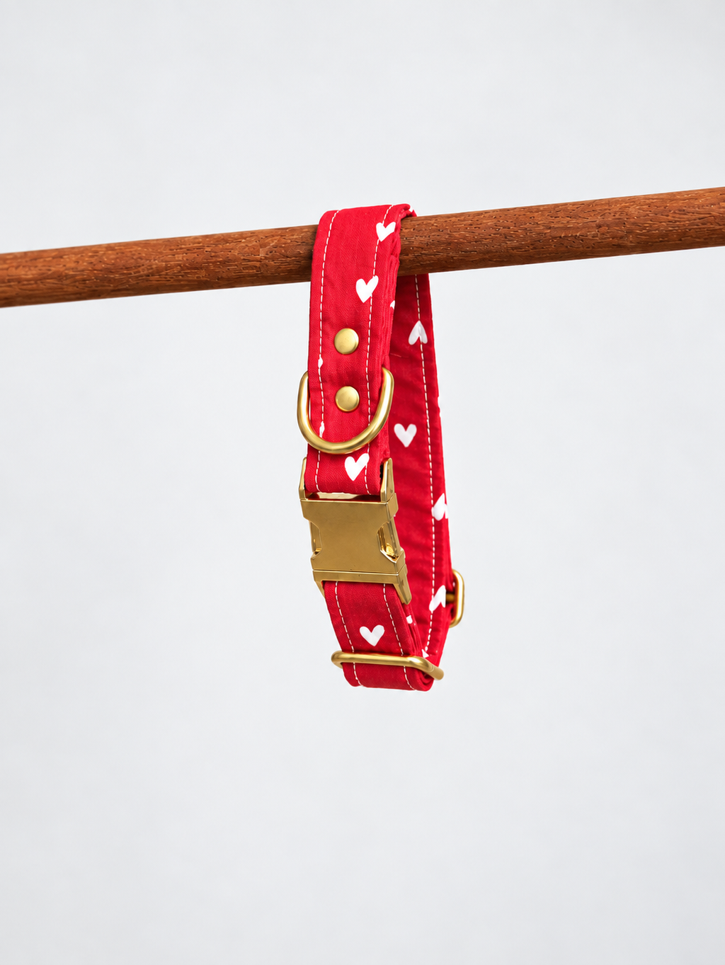 Collier rouge à cœur blanc 🤍